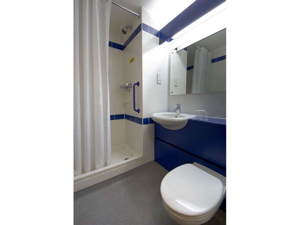 Travelodge Leeds Colton Garforth Room photo